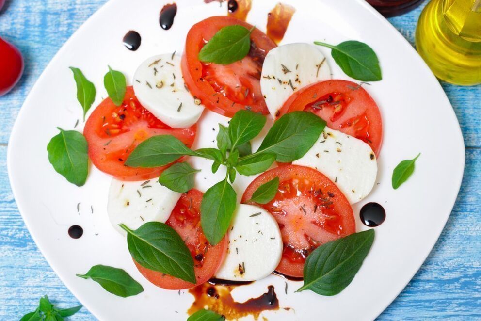 tomates com queijo e ervas para a dieta mediterrânea