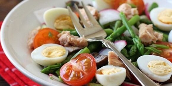 salada de legumes com ovos para emagrecer