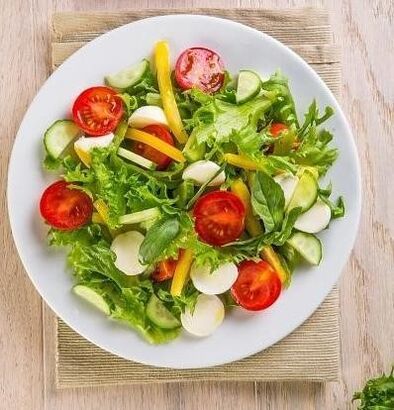 Uma das opções para uma dieta de trigo sarraceno por um mês inclui o uso de salada de legumes