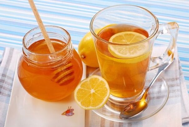 Água com mel - um lanche saudável em uma dieta de trigo sarraceno e mel