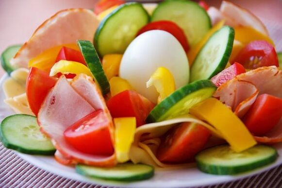 Salada de legumes no cardápio dietético de ovo e laranja para perda de peso