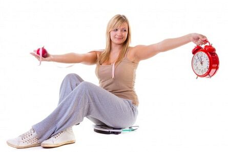 Uma menina que quer perder peso se alimenta de forma saudável e de acordo com um regime