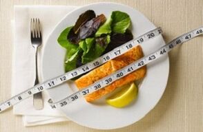Peixe com salada para perder peso com dieta protéica