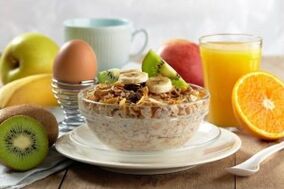 mingau com frutas como um café da manhã saudável para perda de peso