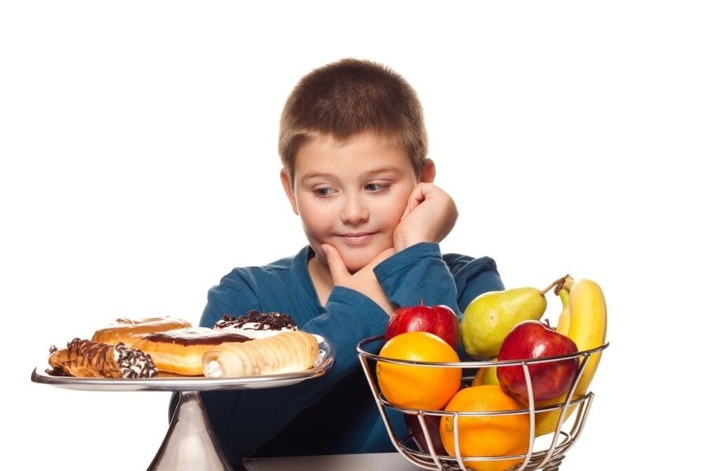 Eliminação de alimentos açucarados não saudáveis ​​da dieta de uma criança em favor de frutas