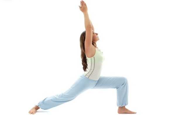 pose de guerreiro de ioga para perda de peso